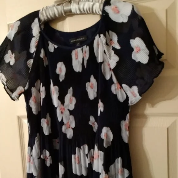 Banana Republic Navy Blouse with White and Pink Floral Trim - Picture 3 of 6